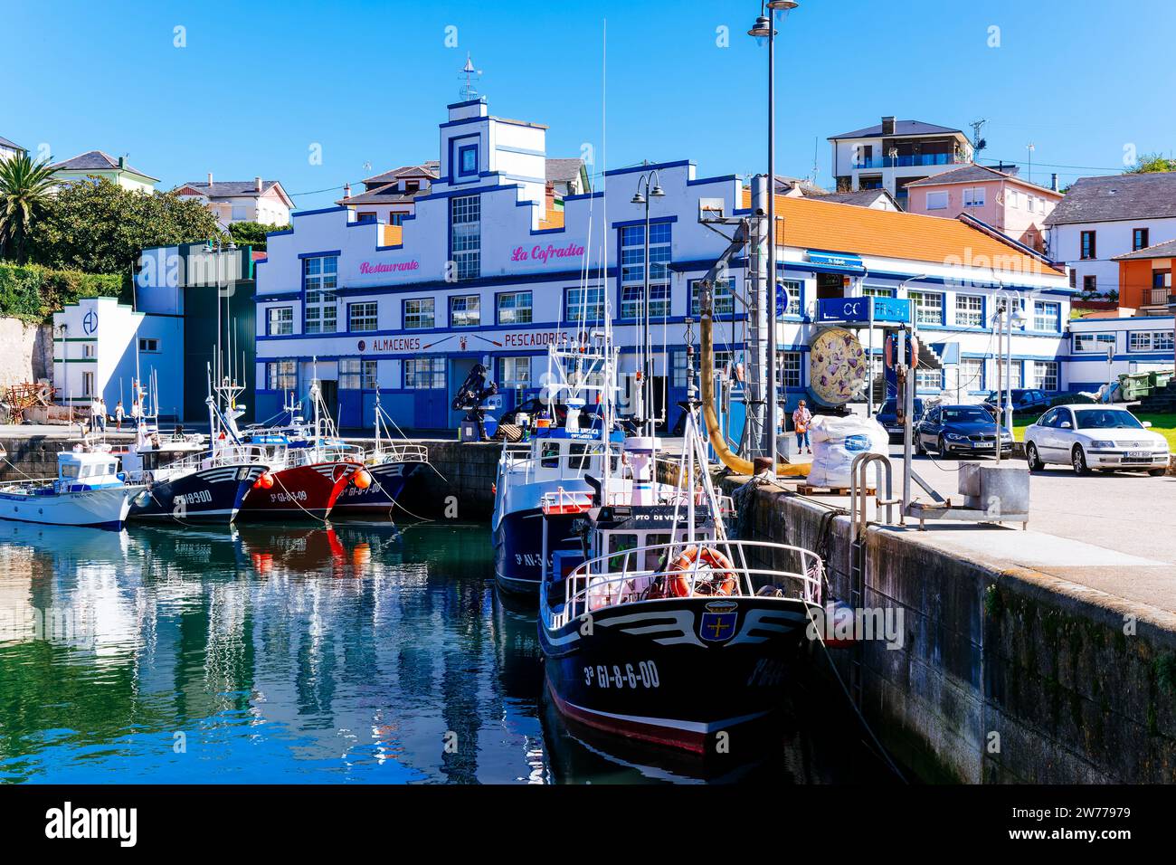 Port avec bateaux de pêche à Puerto de Vega, Navia, Principauté des Asturies, Espagne, Europe Banque D'Images