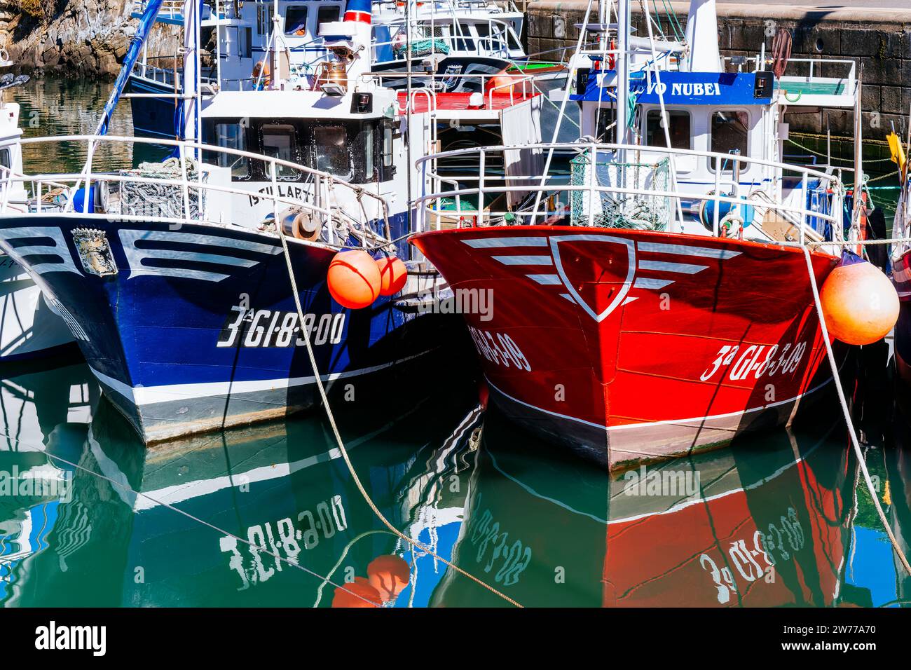 Chalutiers amarrés dans le port. Puerto de Vega, Navia, Principauté des Asturies, Espagne, Europe Banque D'Images