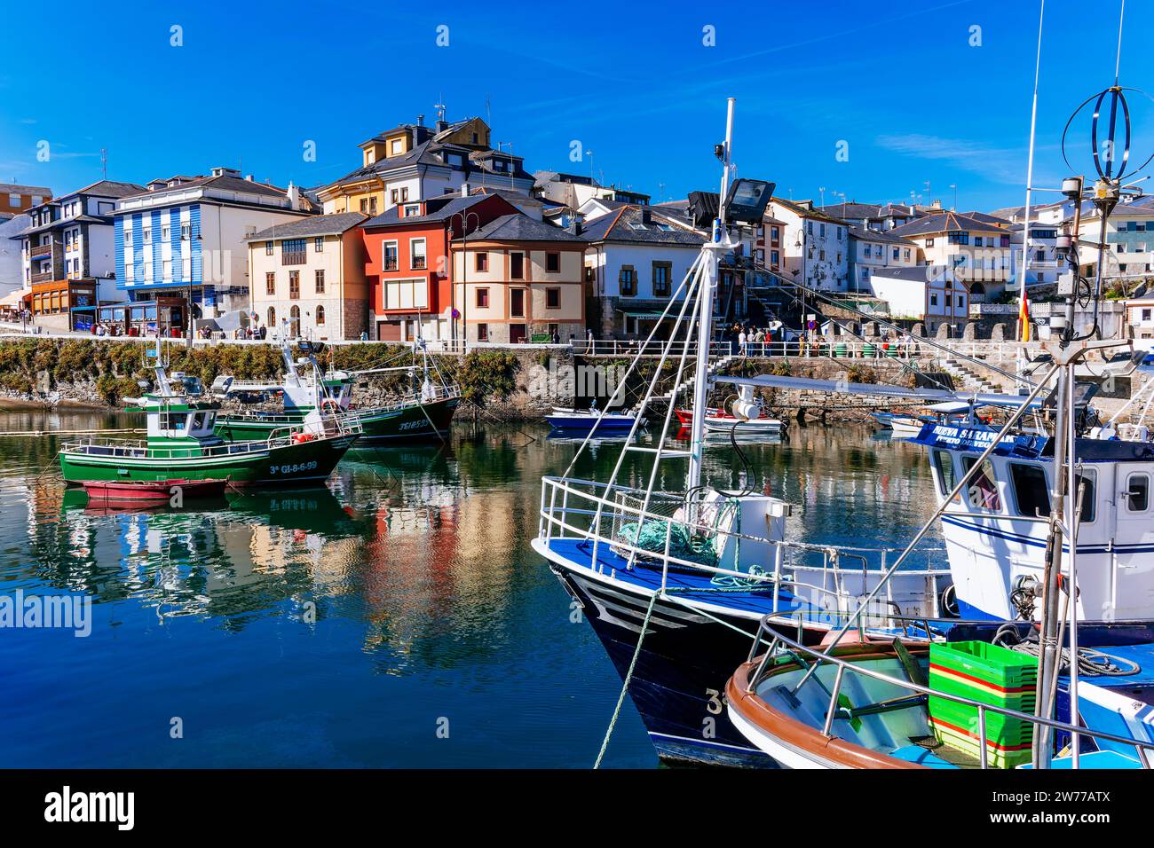 Port avec bateaux de pêche à Puerto de Vega, Navia, Principauté des Asturies, Espagne, Europe Banque D'Images