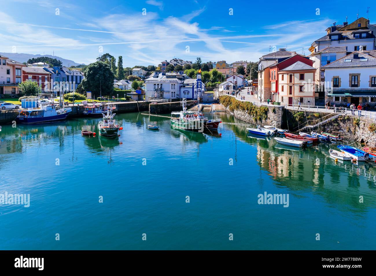 Port avec bateaux de pêche à Puerto de Vega, Navia, Principauté des Asturies, Espagne, Europe Banque D'Images