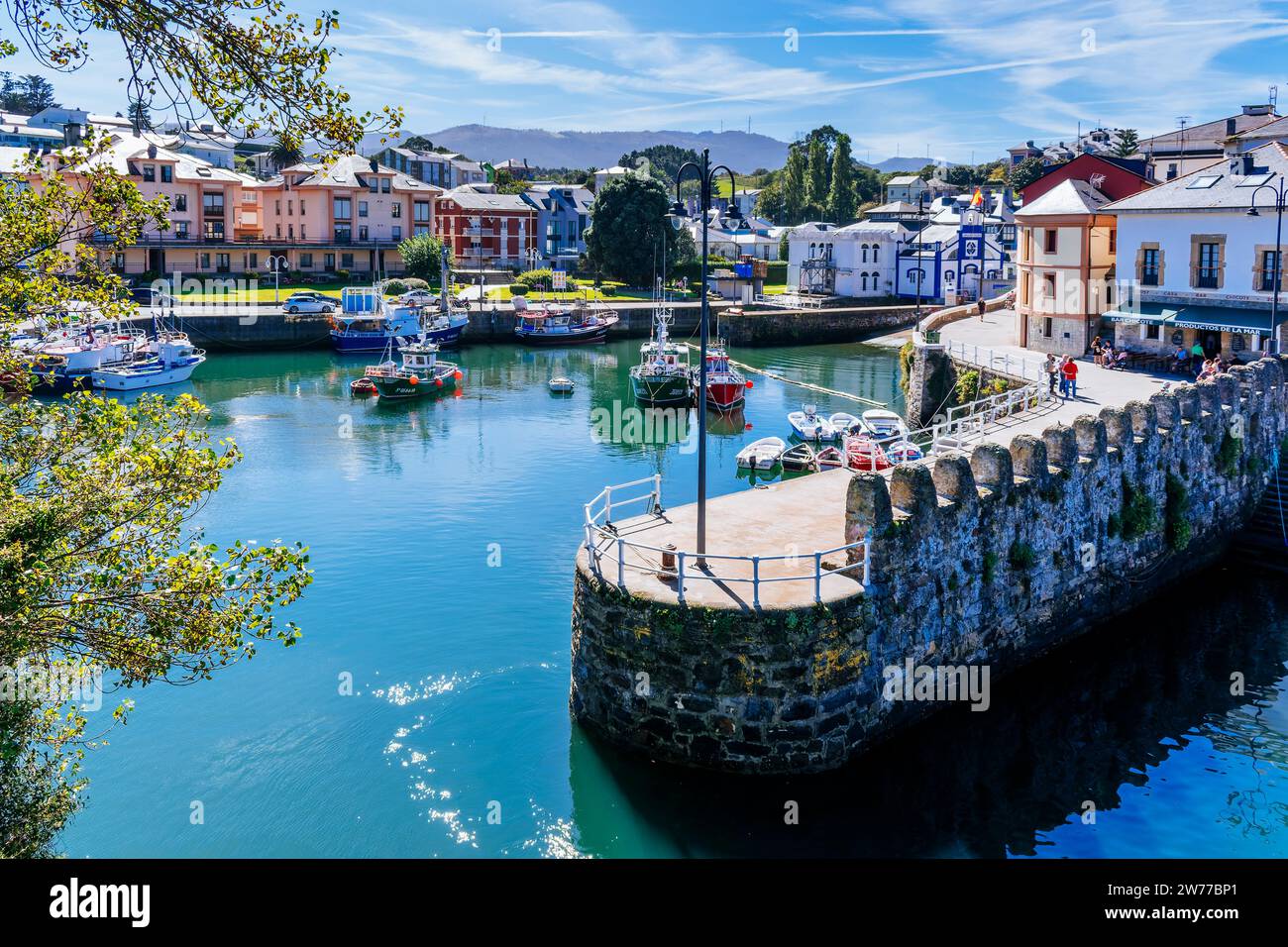 Port avec bateaux de pêche à Puerto de Vega, Navia, Principauté des Asturies, Espagne, Europe Banque D'Images