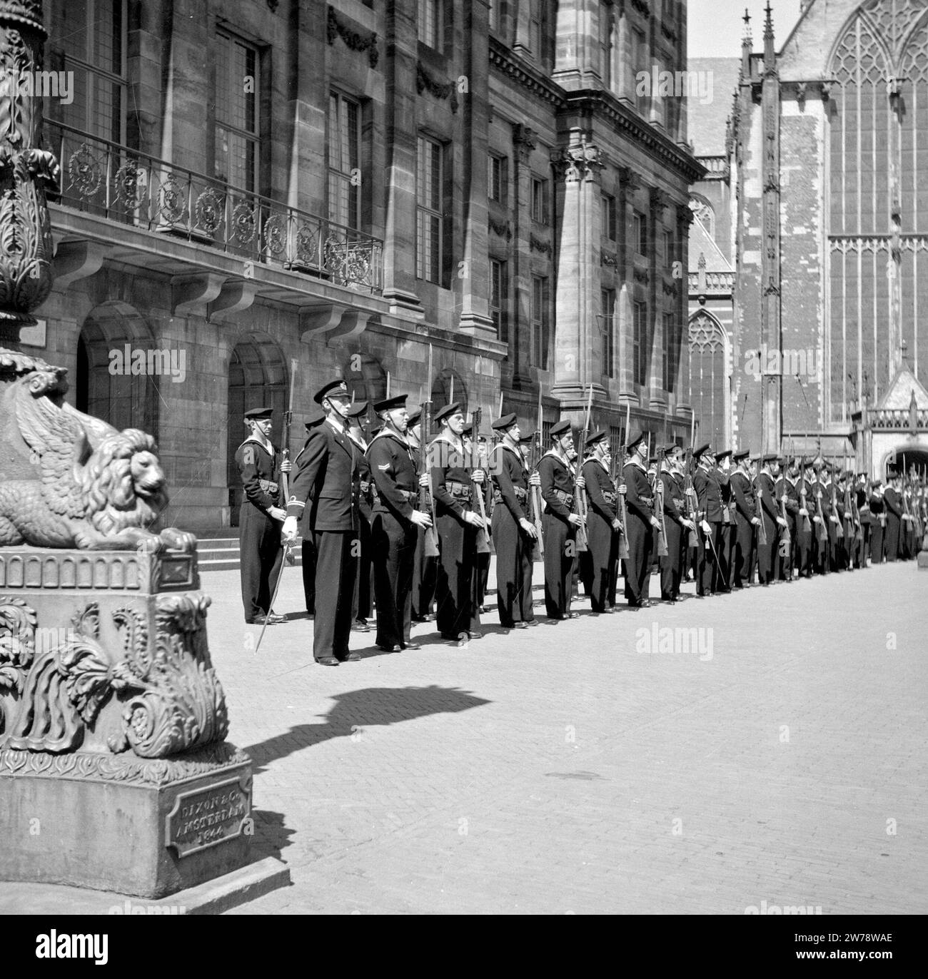 Les membres de la Royal Navy dans les rangs devant le Palais Royal, droit de la Nouvelle Église ca. Mai 1945 Banque D'Images