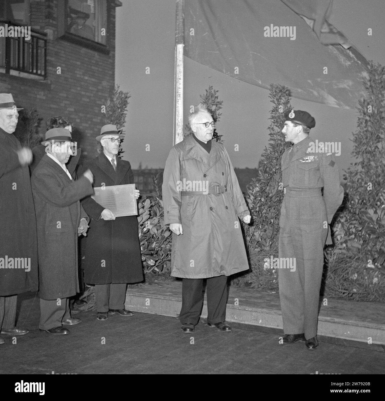 Le lieutenant-général canadien Guy Granville Simonds rencontre le maire d'Amsterdam Feike de Boer (avec imperméable) et les membres du conseil sur le pont Berlage le 28 décembre 1945. 28 décembre 1945 Banque D'Images
