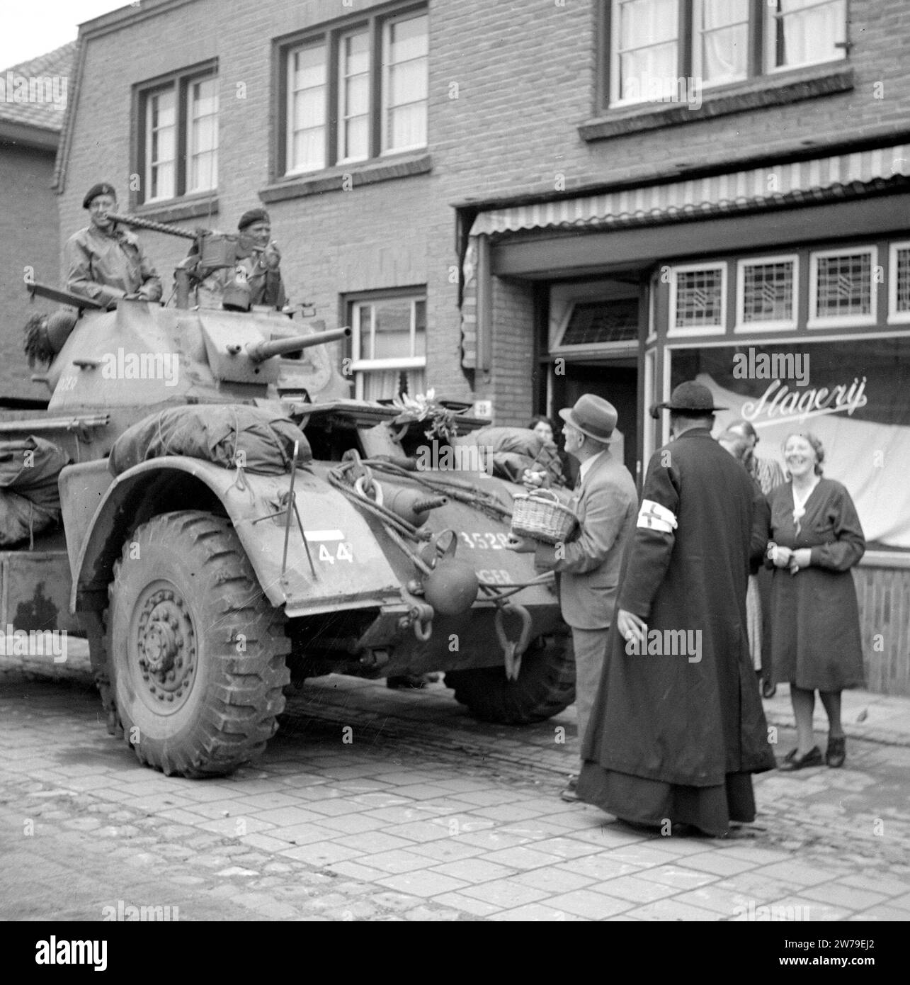 Résident d'Aalst distribue des fruits à des soldats dans un véhicule blindé, probablement des soldats de la Garde irlandaise ca. 1944 Banque D'Images