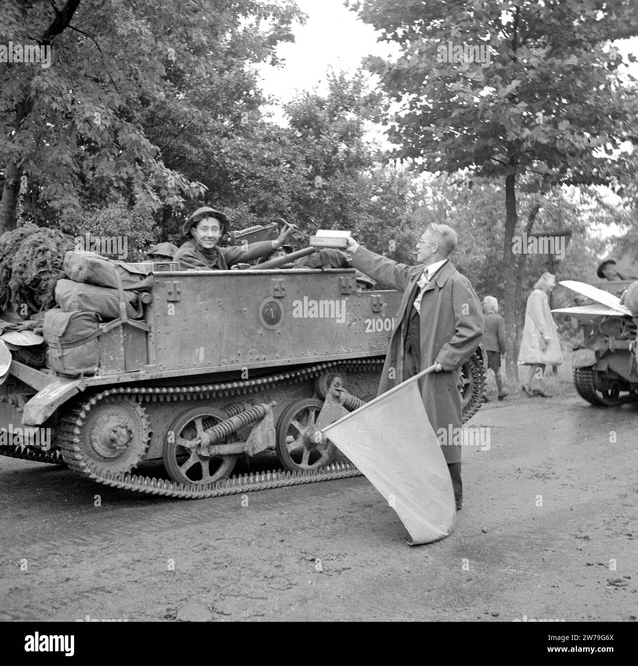 Soldat des gardes irlandais reçoit un cigare d'un résident d'Aalst ca. 18 septembre 1944 Banque D'Images