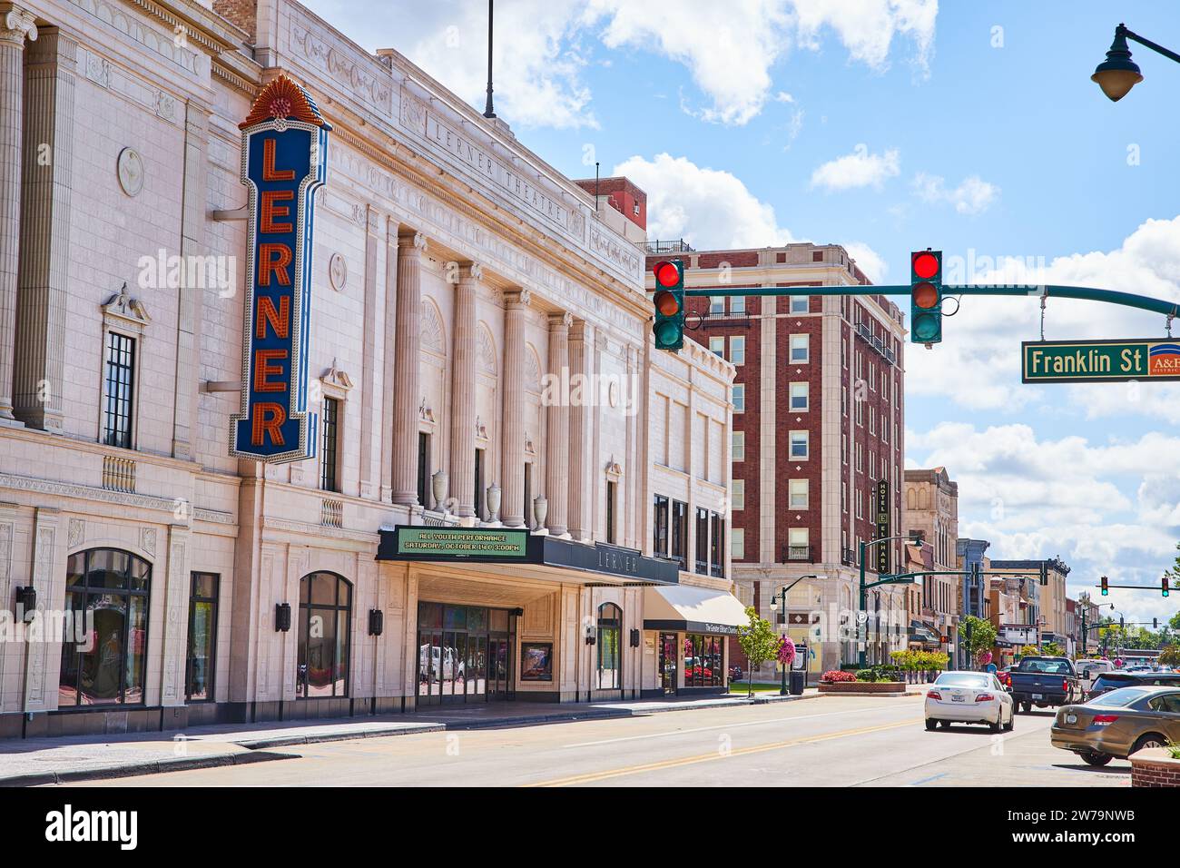 Façade du théâtre Lerner et scène de rue animée, Elkhart Banque D'Images