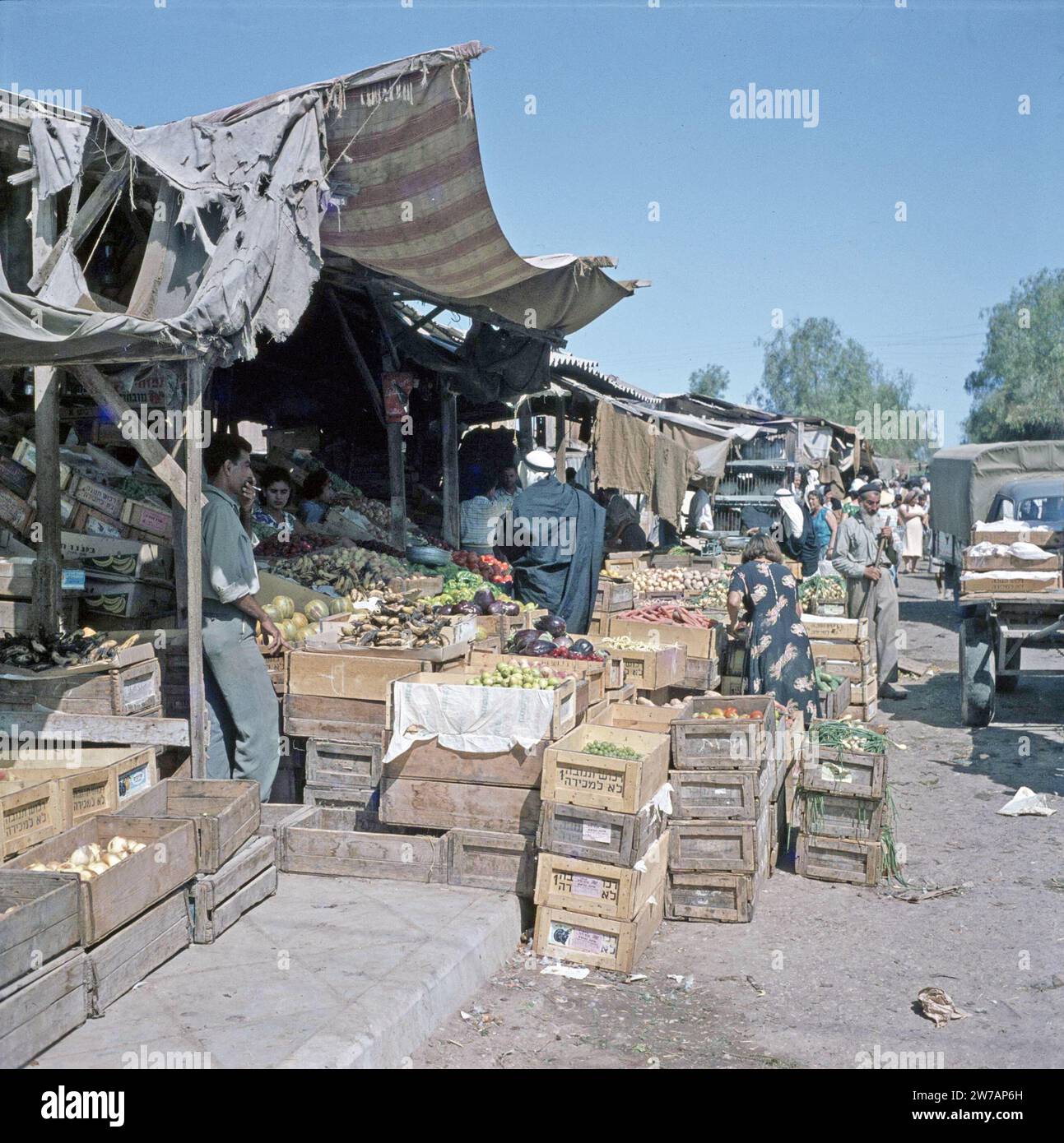 Bersheba. Scène de marché : étals de marché avec un toit provisoire de bâche et de fer ondulé, boîtes avec des fruits et légumes empilés sous ca. non daté Banque D'Images