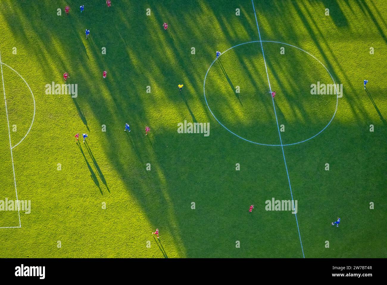 Vue aérienne, 24nexx Arena ou Betten Kutz Stadium du Hammer Spielvereinigung dans le Sportzentrum Ost, match de football sur un terrain de football, shadow cast, Banque D'Images