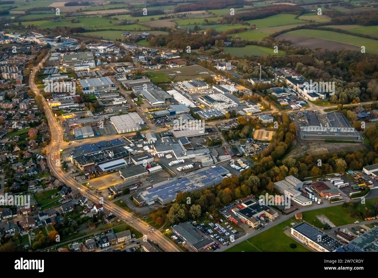 Vue aérienne, prise de vue de nuit, zone industrielle Römerstraße avec rue éclairée, entourée d'arbres caduques d'automne, Bockum-Hövel, Hamm, zone de la Ruhr, N Banque D'Images