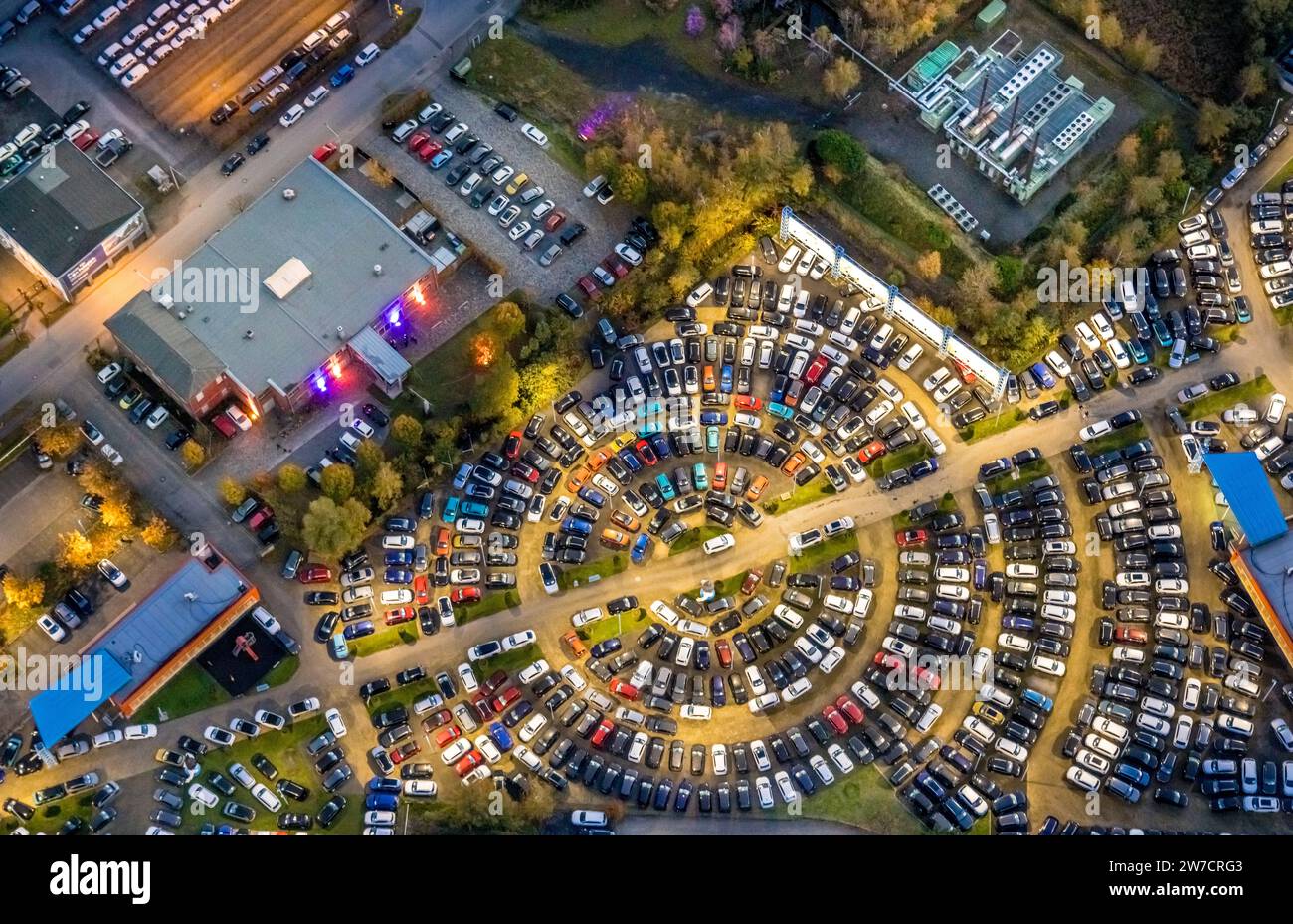 Vue aérienne, prise de vue de nuit, concessionnaire Potthoff illuminé, parking circulaire pour voitures, Bockum-Hövel, Hamm, région de la Ruhr, Rhénanie du Nord-Westphalie, GE Banque D'Images