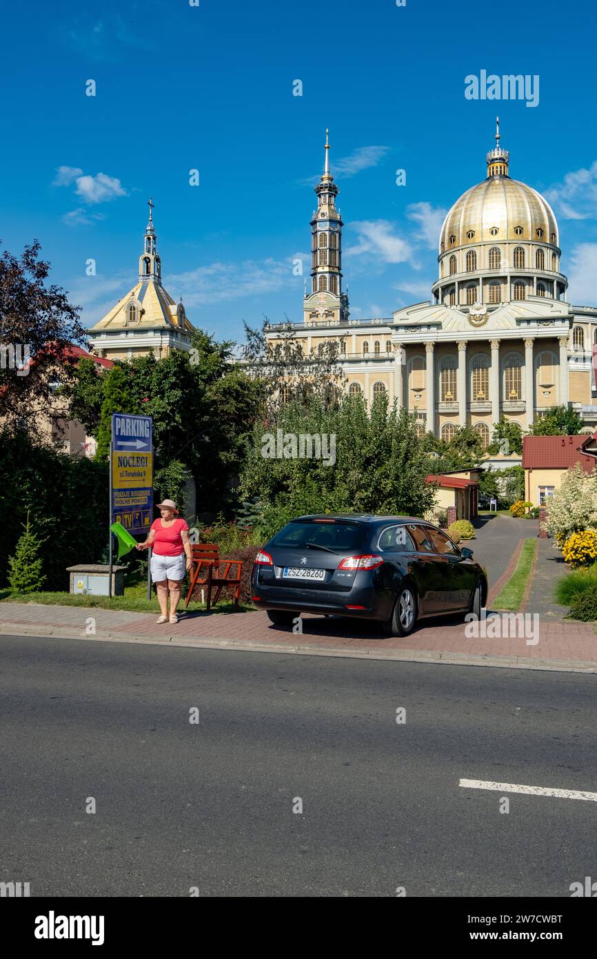 15.08.2021, Pologne, Lichen Stary, Wielkopolska - Assomption de la Vierge Marie, résidente offre des places de parking sur le site de pèlerinage marial de Lichen Banque D'Images