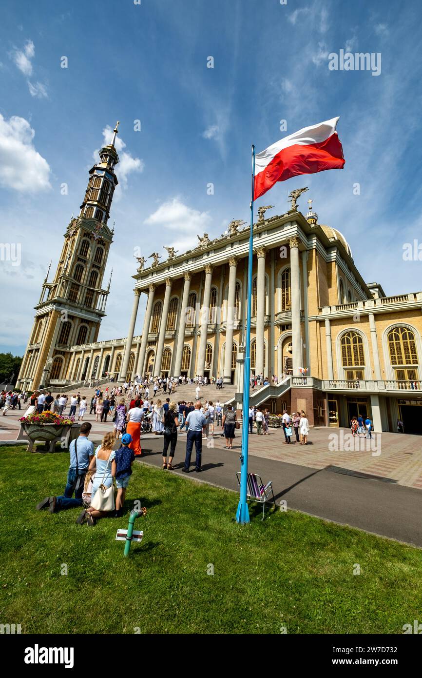 15.08.2021, Pologne, Lichen Stary, Wielkopolska - pèlerins le jour de l'Assomption sur le site de pèlerinage marial de Lichen avec la Basilique de notre-Dame de L. Banque D'Images