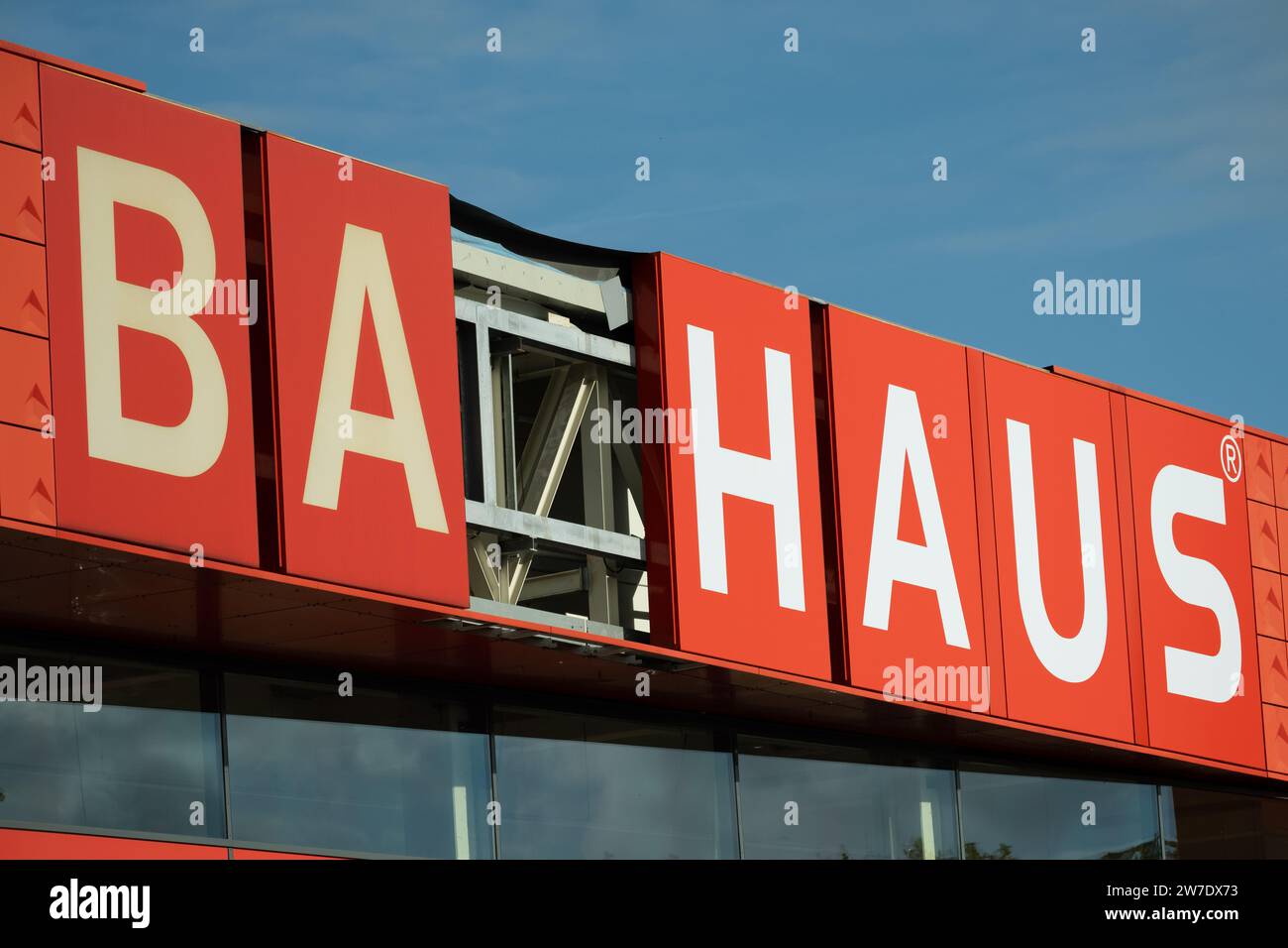 07.11.2023, Allemagne, Brême, Brême - le lettrage de la chaîne Bauhaus DIY est remplacé par une entreprise d'assemblage. 00A231107D005CAROEX.JPG [MODÈLE RELEAS Banque D'Images