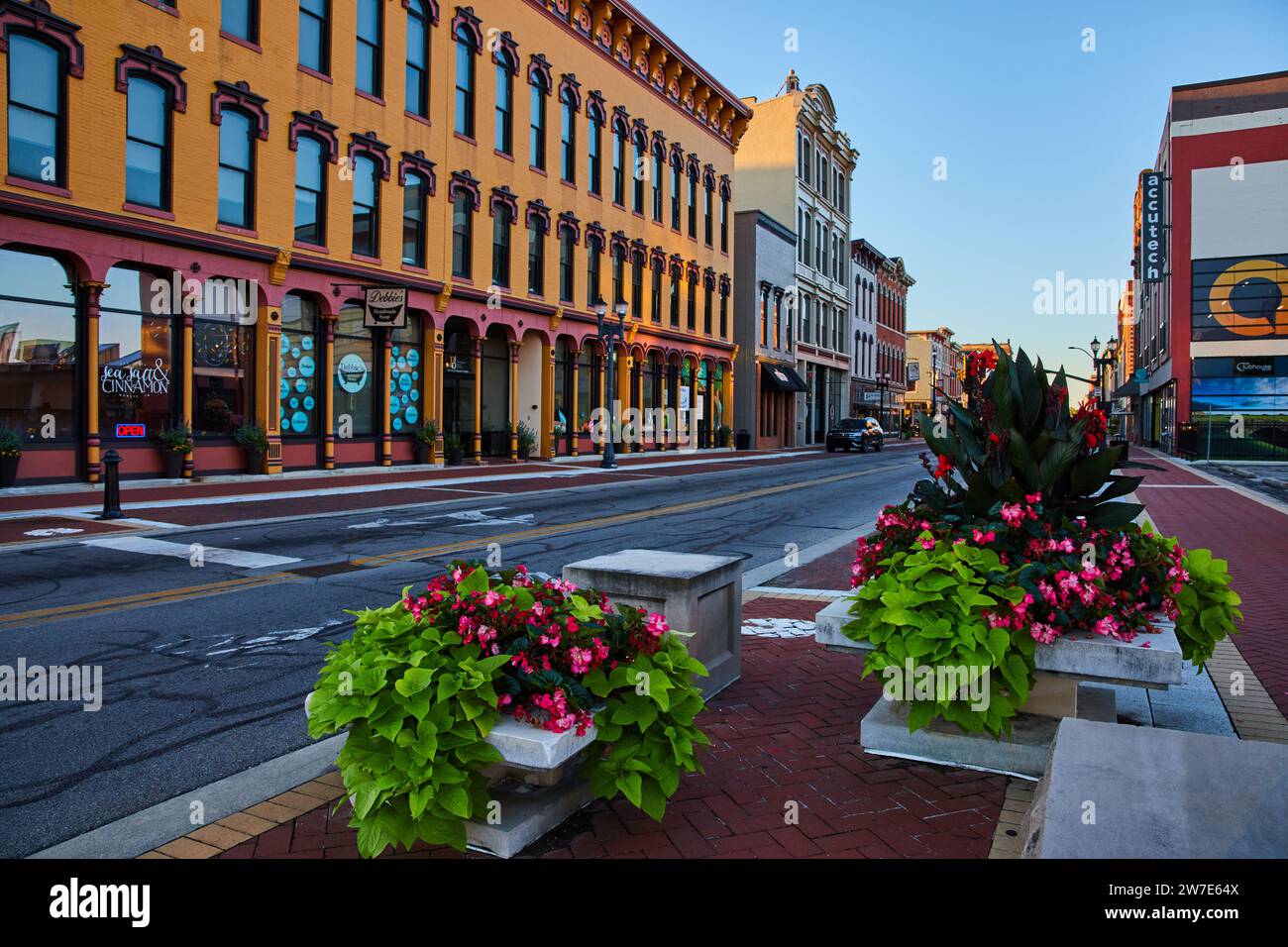 Golden Hour dans le centre-ville historique de Muncie avec verdure urbaine Banque D'Images