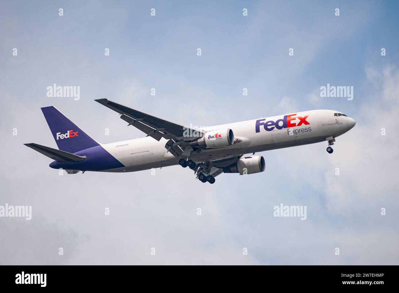 26.07.2023, Singapour, Singapour, Singapour, - Un Boeing 767-300F cargo de la compagnie aérienne américaine Federal Express (FedEx) avec l'immatriculation N102FE approachi Banque D'Images