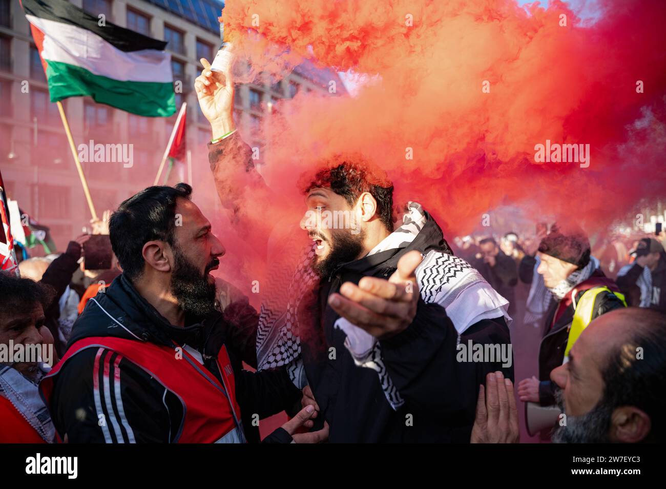 04.11.2023, Allemagne, Berlin, - plus de 8000 participants manifestent leur solidarité et participent à une manifestation en faveur et contre la Palestine Banque D'Images