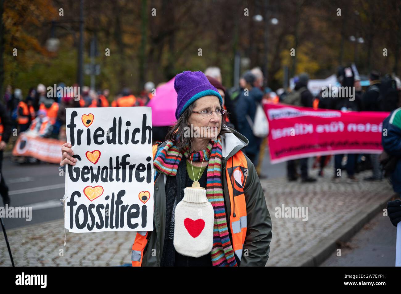 25.11.2023, Allemagne, Berlin, - des centaines de manifestants du mouvement de protection du climat de dernière génération se rassemblent sur une section de la Strasse des 17. Banque D'Images