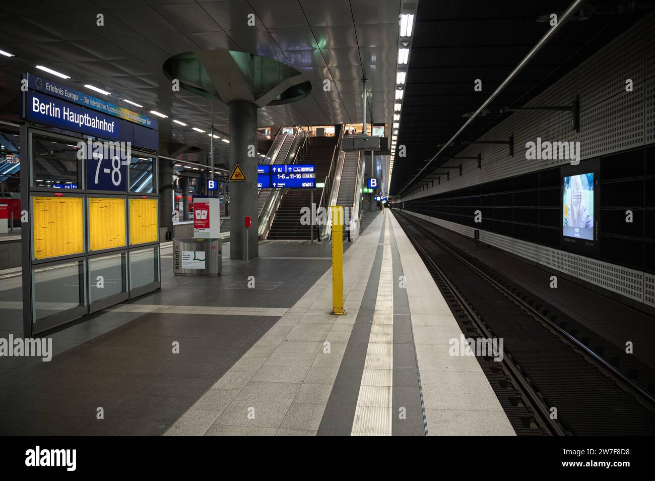 08.12.2023, Allemagne, Berlin, - une gare centrale de Berlin presque déserte dans le quartier de Mitte avec des quais vides pendant une grève par le driv de train Banque D'Images