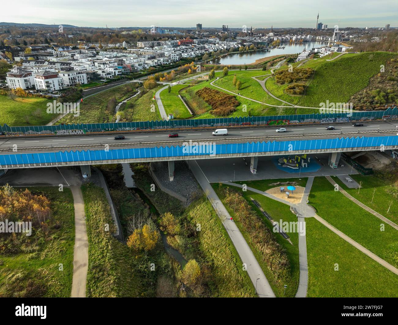 22.11.2023, Allemagne, Dortmund, Rhénanie du Nord-Westphalie - Lac Phoenix, devant l'Emscher renaturalisé sous le pont B236. La rivière a été tra Banque D'Images
