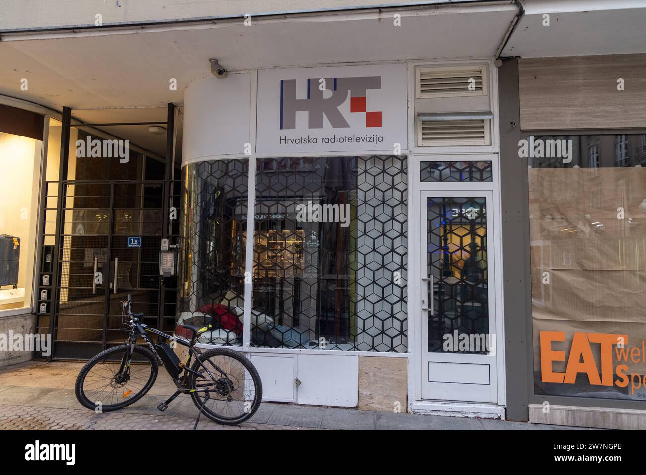 Bureau de HRT (Hrvatska radiotelevizija), radio-télévision publique croate, à Zagreb, avec vélo stationné devant Banque D'Images