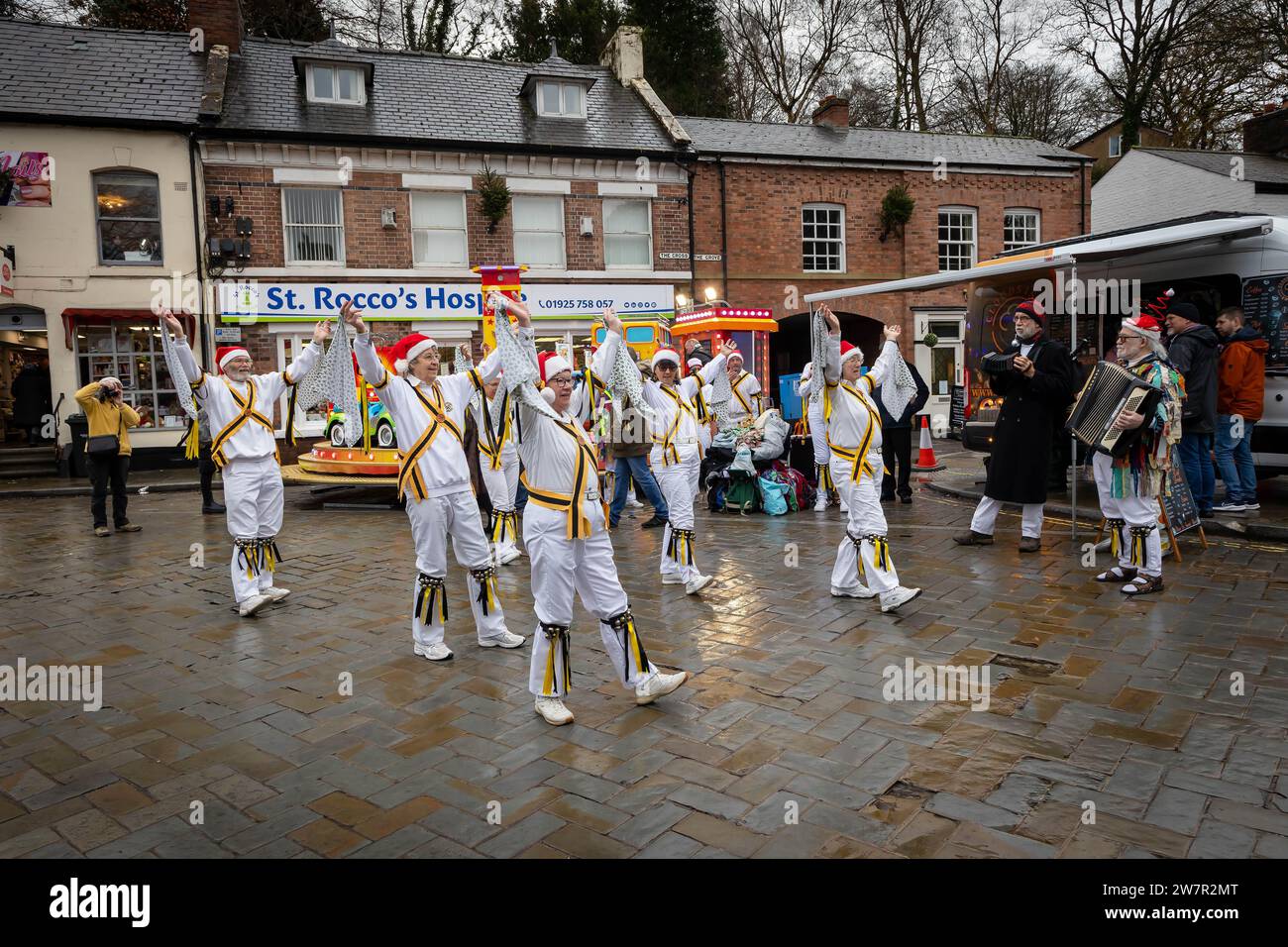Plusieurs groupes de danseurs Morris se sont produits dans les rues de Lymm, dans le Cheshire, en Angleterre, à leur Dickensian Festival annuel Banque D'Images