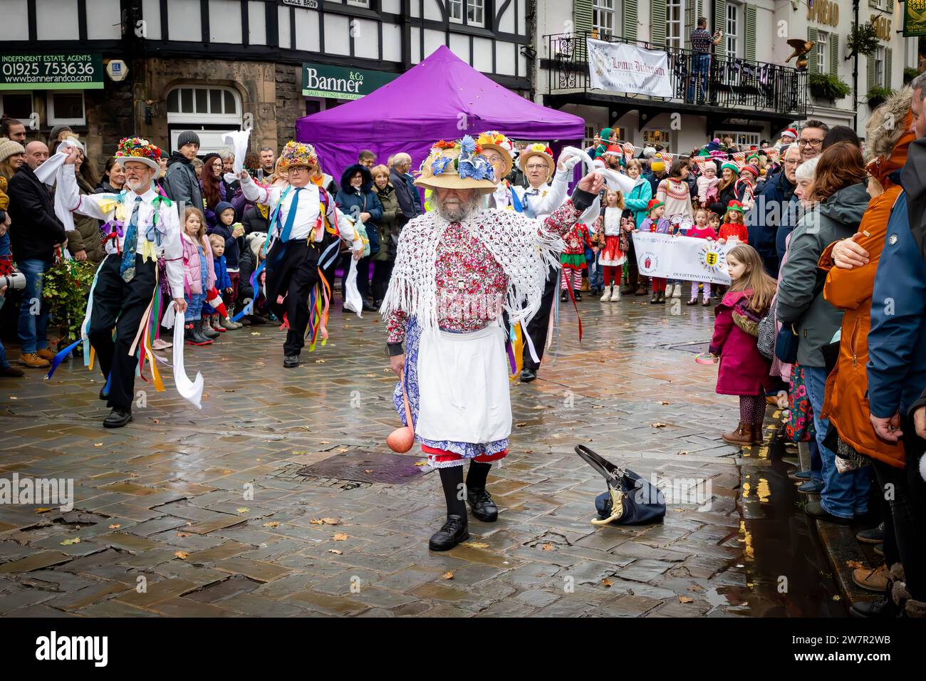 Plusieurs groupes de danseurs Morris se sont produits dans les rues de Lymm, dans le Cheshire, en Angleterre, à leur Dickensian Festival annuel Banque D'Images