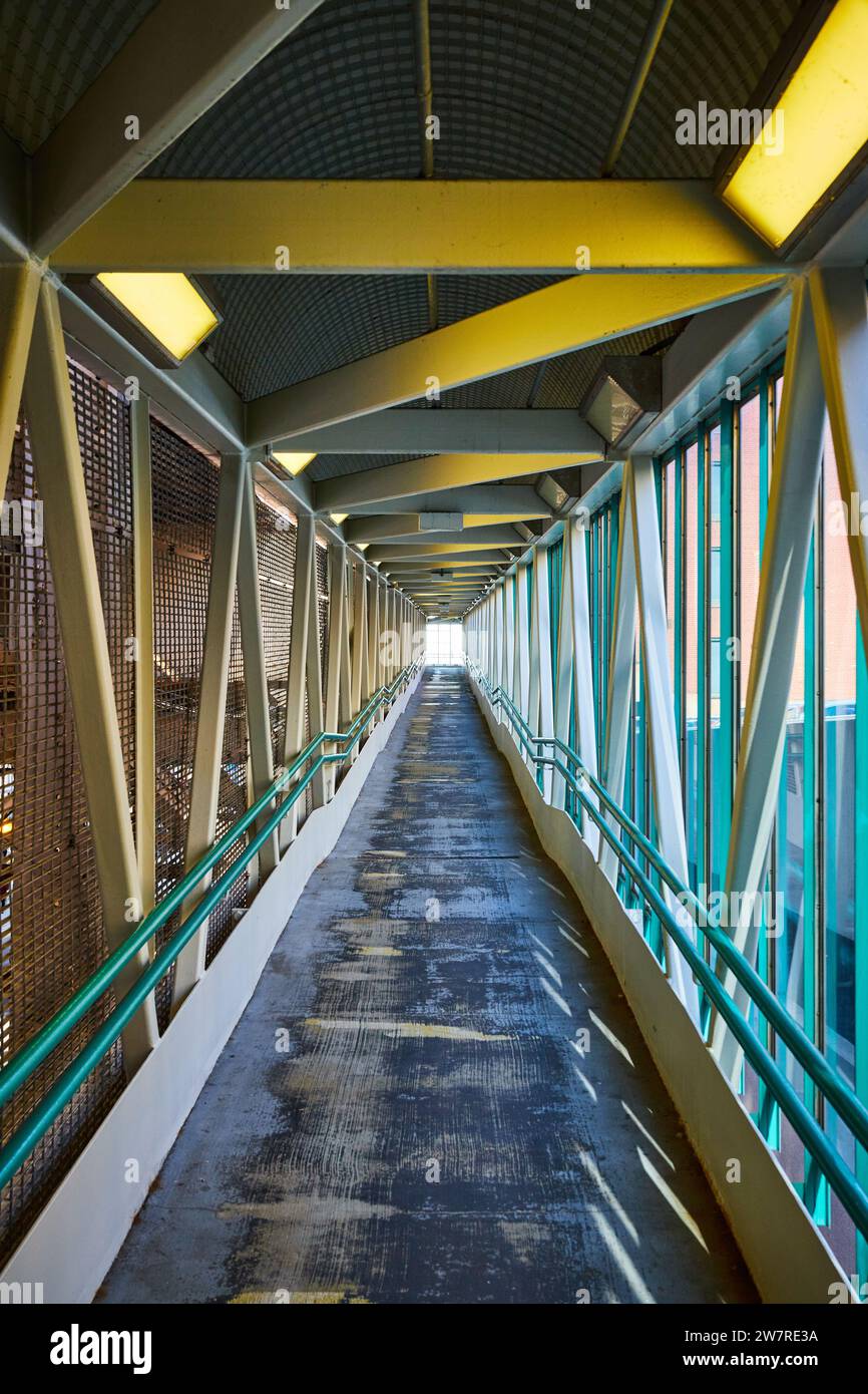 Passerelle piétonne fermée avec éclairage jaune, Chicago Banque D'Images