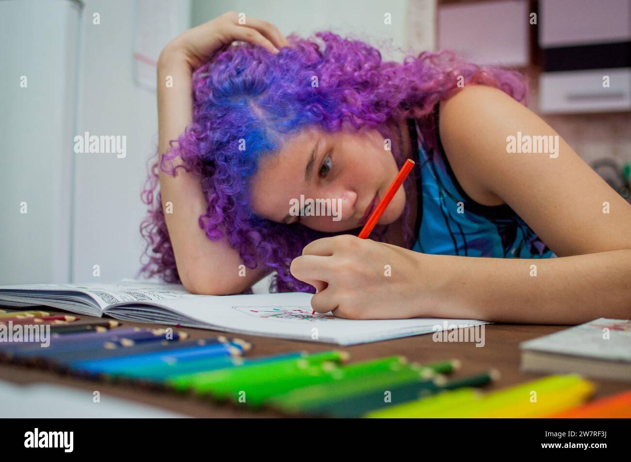 Portrait de fille avec dessin de cheveux lilas, écriture Banque D'Images