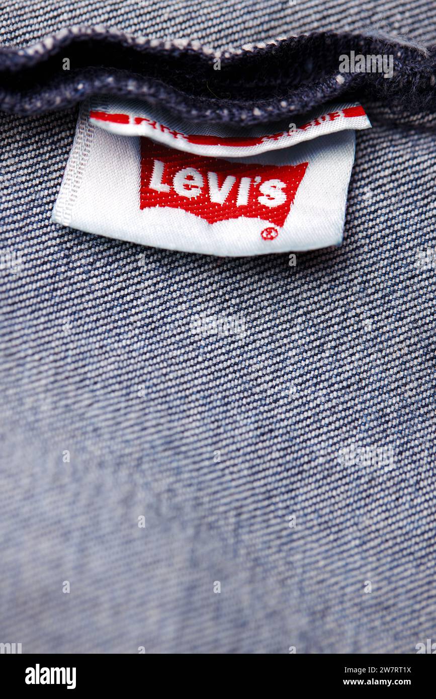 Gros plan de l'étiquette du nouveau LEVI'S 501 Jeans à l'intérieur. Logo et timbre LEVI'S sur le dessous du textile. Jean classique modèle Levi Banque D'Images