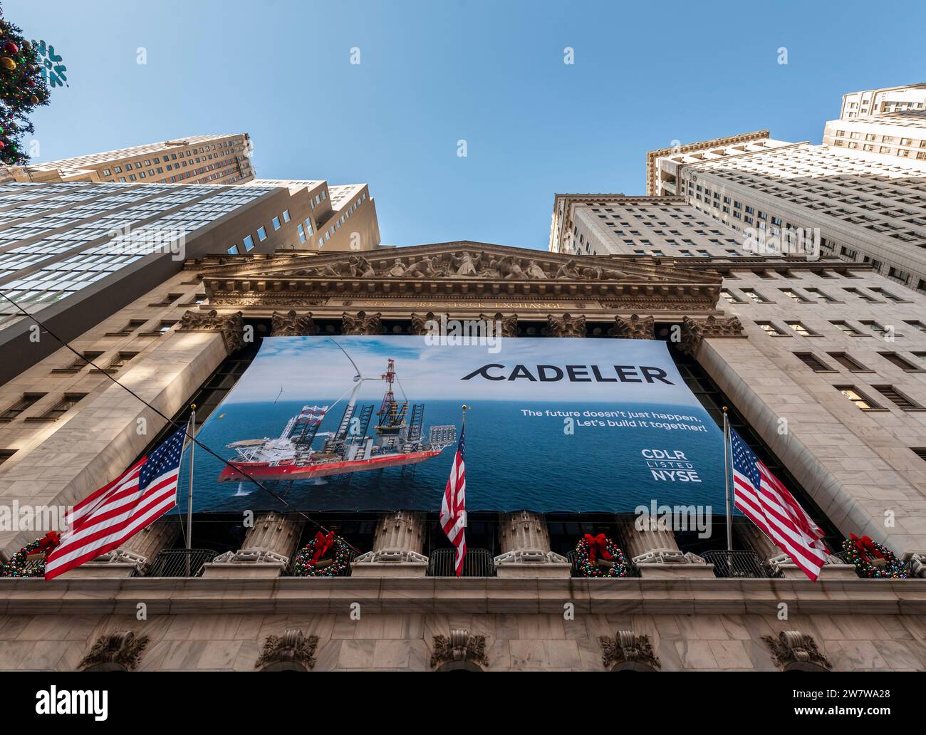 La façade de la Bourse de New York est décorée le jeudi 21 décembre 2023 pour la cotation de