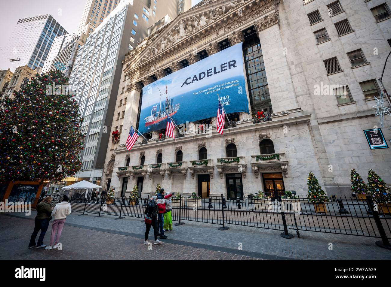 La façade de la Bourse de New York est décorée le jeudi 21 décembre 2023 pour la cotation de