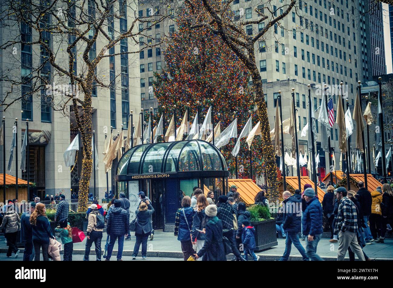Rockefeller Center et son célèbre sapin de Noël à New York le dimanche 17 décembre 2023. (© Richard B. Levine) Banque D'Images