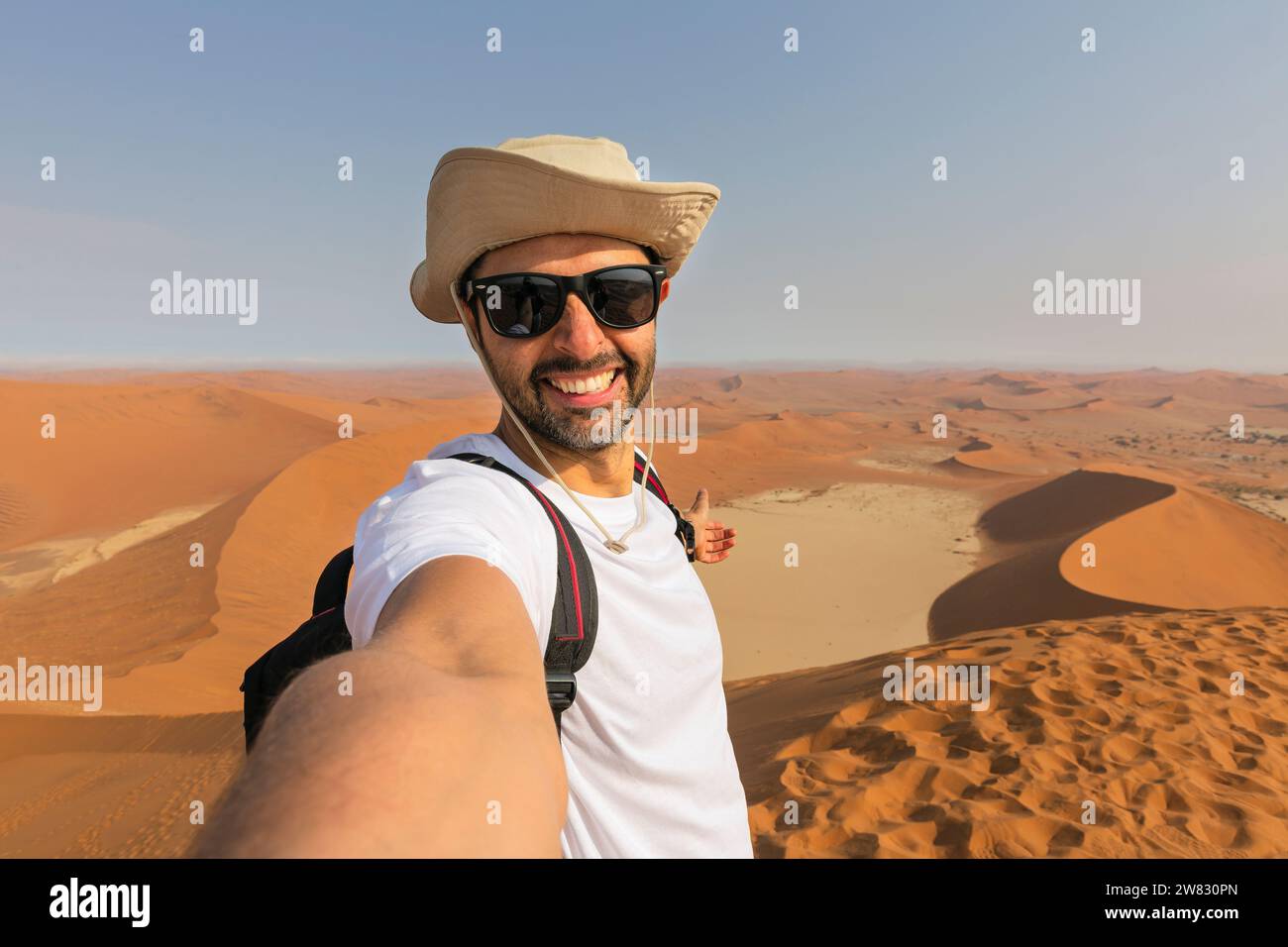 Heureux touriste prenant selfie sur les dunes de sable dans le désert du Namib - Namibie Banque D'Images