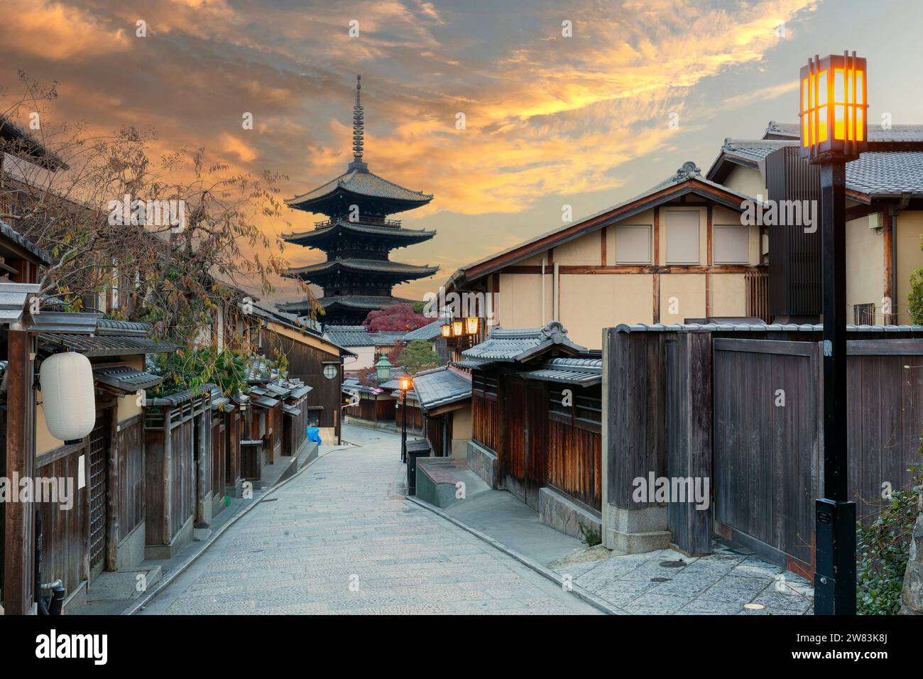 Tôt le matin à Gion Kyoto, pagode de bois dans la vieille ville de Kyoto au Japon Banque D'Images