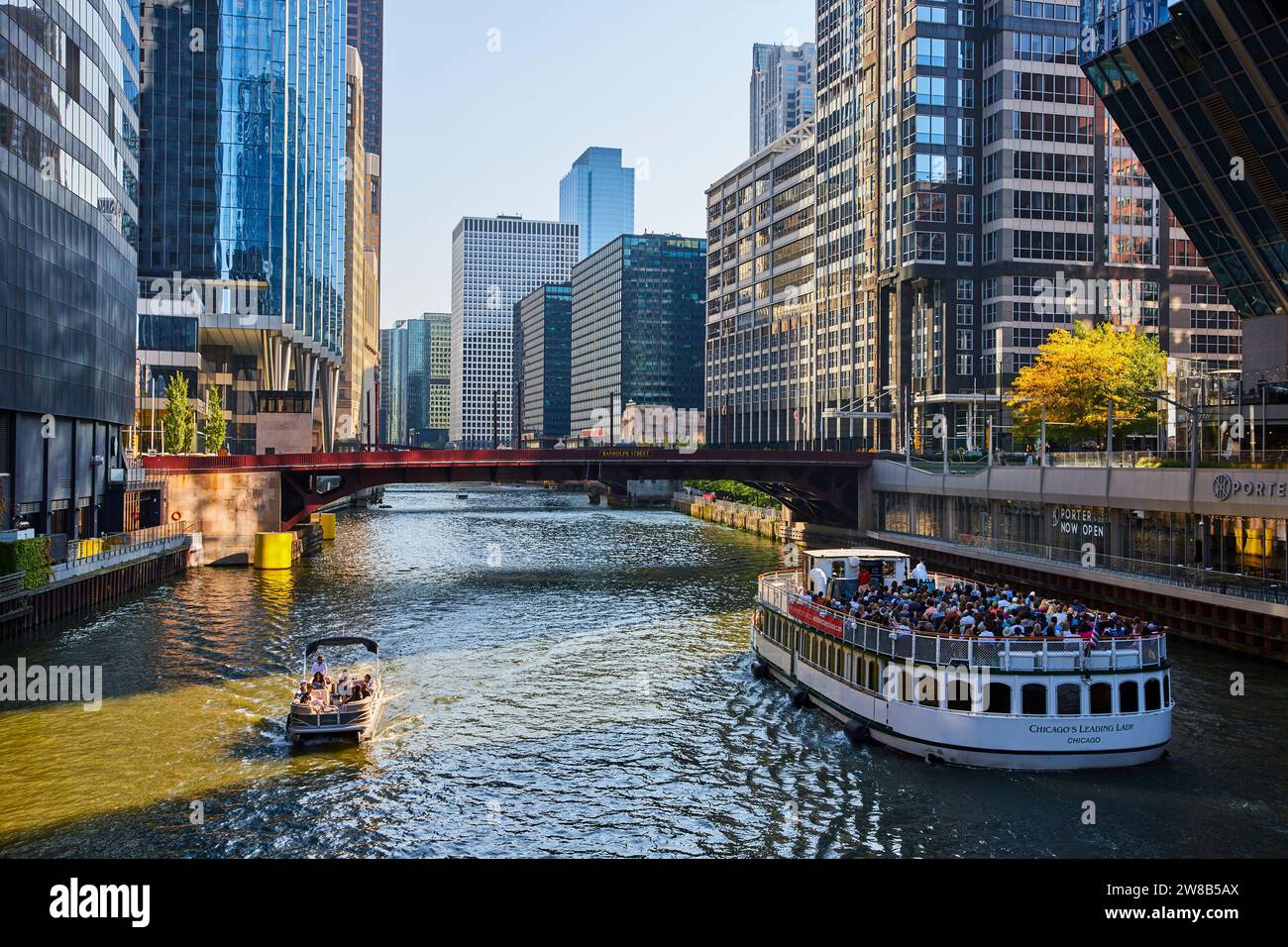 Touristes sur bateau blanc à côté de plus petit bateau sur la voie navigable du canal de Chicago avec des gratte-ciel, jour d'été Banque D'Images