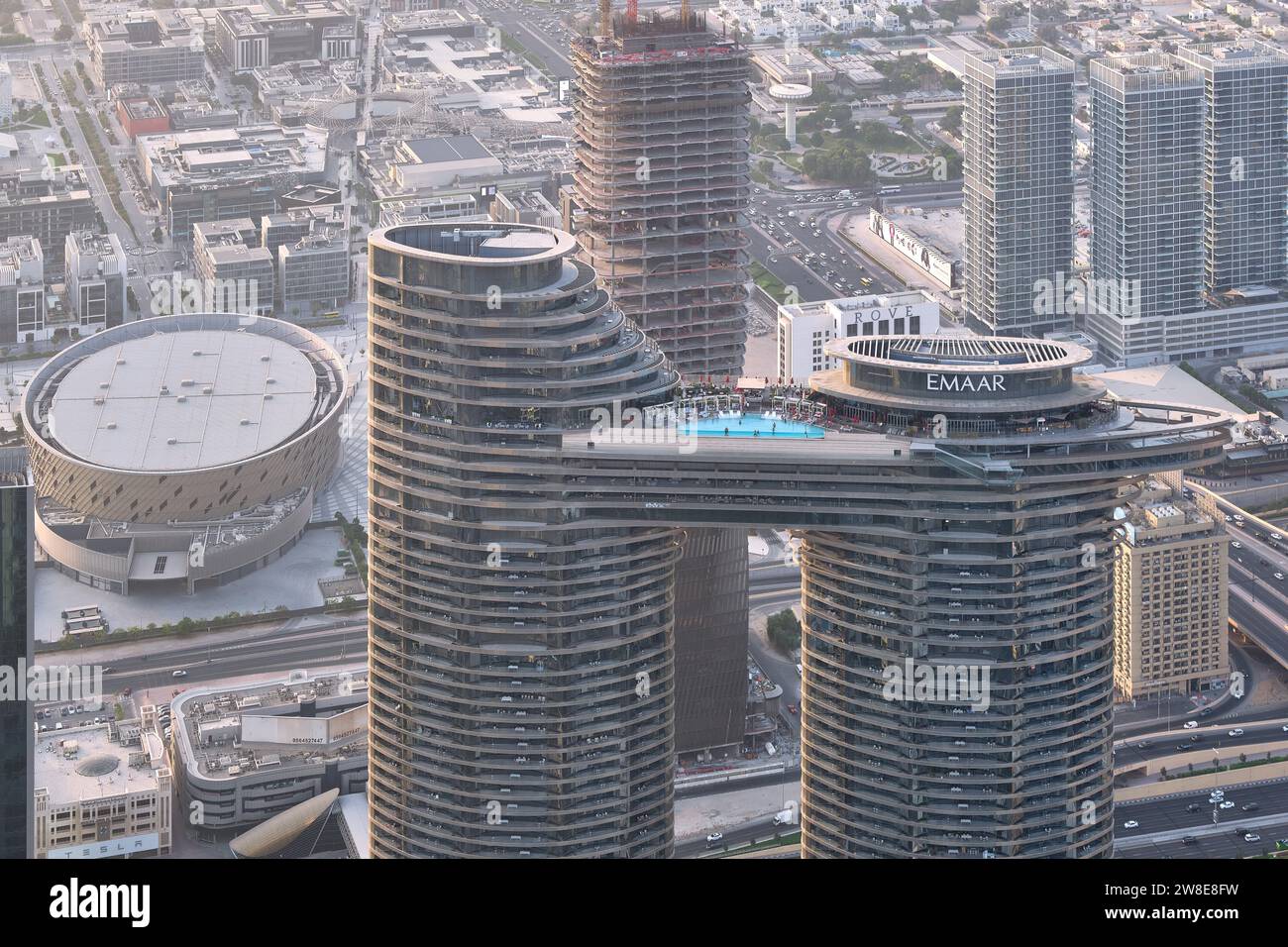 Vue panoramique de jour d'une piscine sur le toit de gratte-ciel, Dubaï, Émirats arabes Unis Banque D'Images