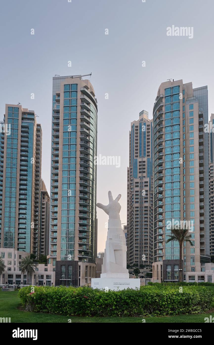 La statue à 3 doigts symbolisant Win Victory Love à Burj Park dans le centre-ville de Dubaï, Émirats arabes Unis Banque D'Images