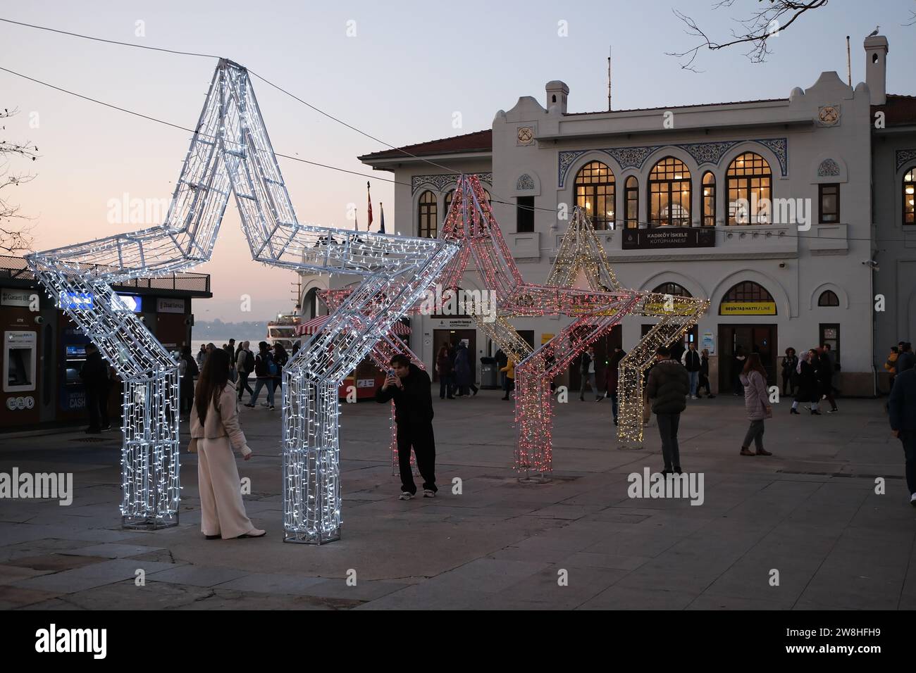 Istanbul, Turquie - 20 décembre 2023 : les gens s'amusent et prennent des photos avec de grands ornements de Noël illuminés à Kadikoy Istanbul. Banque D'Images