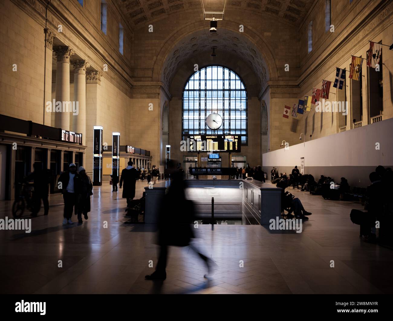 Les navetteurs se précipitent pour attraper leur train à l'intérieur de la gare Union à Toronto, Ontario, Canada. Banque D'Images