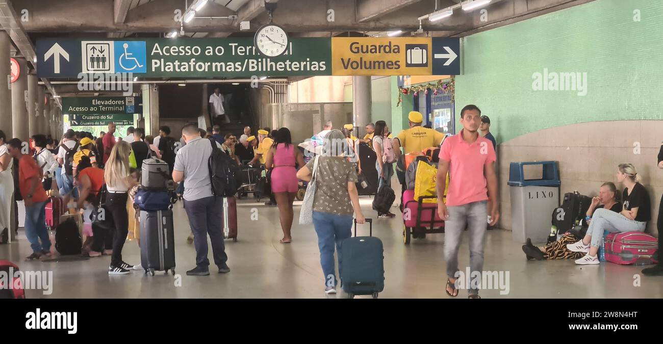 Sao Paulo, Sao Paulo, Brésil. 21 décembre 2023. SAO PAULO (SP), 12/21/2023 - MOUVEMENT/TERMINAL/TIETE - mouvement à la gare routière de Tiete à Sao Paulo en raison de l'embarquement des fêtes de Noël ce jeudi (21). (Photo : Oslaim Brito/Thenews2/Zumapress) (image de crédit : © Oslaim Brito/TheNEWS2 via ZUMA Press Wire) USAGE ÉDITORIAL SEULEMENT! Non destiné à UN USAGE commercial ! Banque D'Images