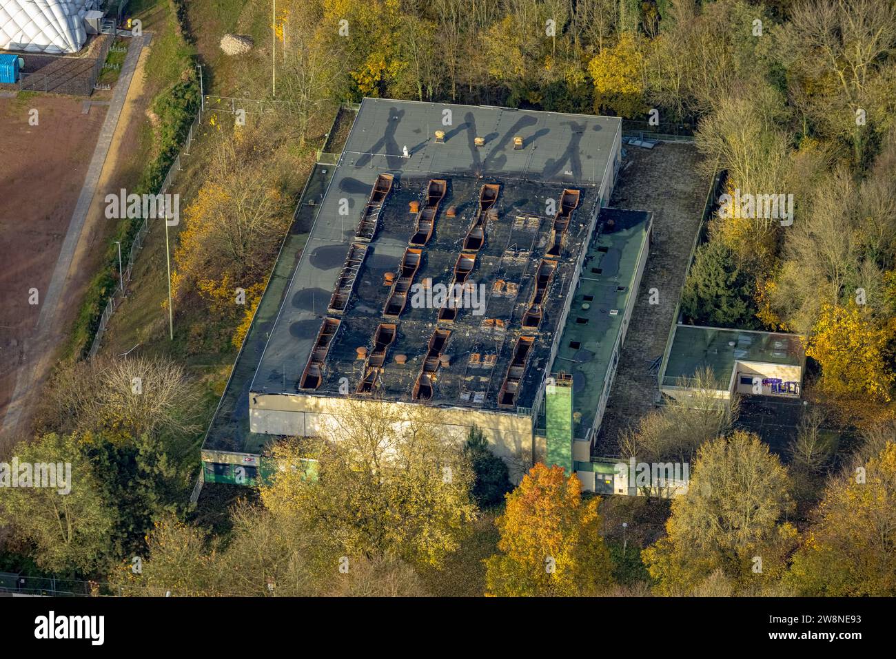 Vue aérienne, salle de sport incendiée sur le terrain de sport de Enfieldstraße, entourée d'arbres caduques d'automne, Rentfort, Gladbeck, région de la Ruhr, Nord R Banque D'Images