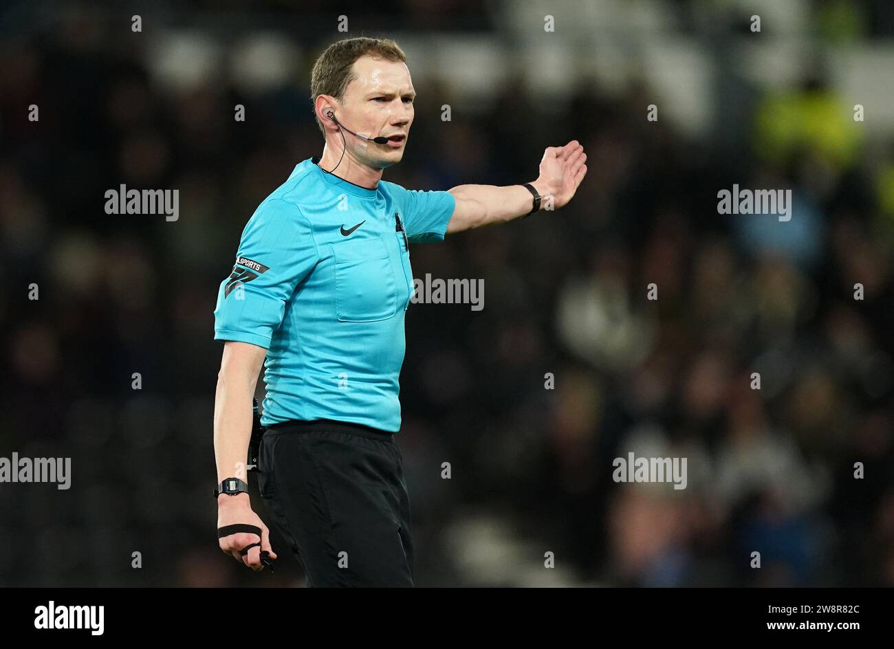 Arbitre Peter Wright lors du match Sky Bet League One au Pride Park, Derby. Date de la photo : jeudi 21 décembre 2023. Banque D'Images