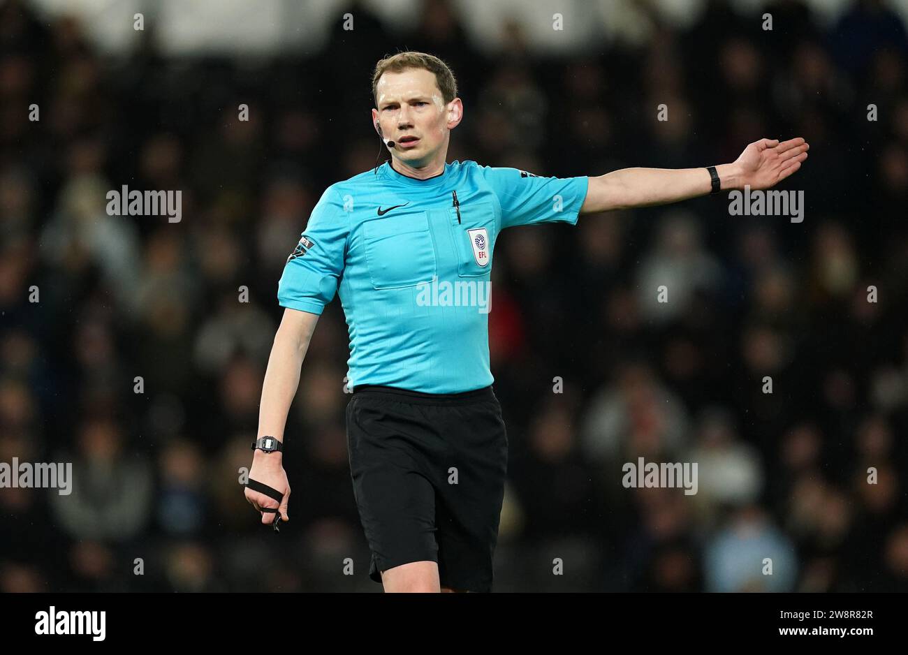 Arbitre Peter Wright lors du match Sky Bet League One au Pride Park, Derby. Date de la photo : jeudi 21 décembre 2023. Banque D'Images
