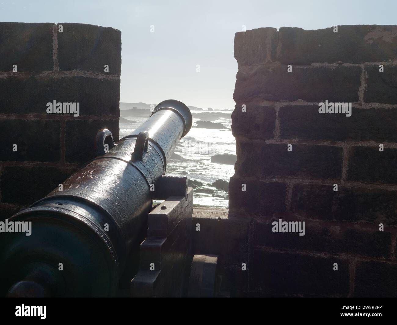 Canon et mur de la ville au fort surplombant la mer à Essaouira aka 'la ville venteuse', Maroc. 21 décembre 2023 Banque D'Images