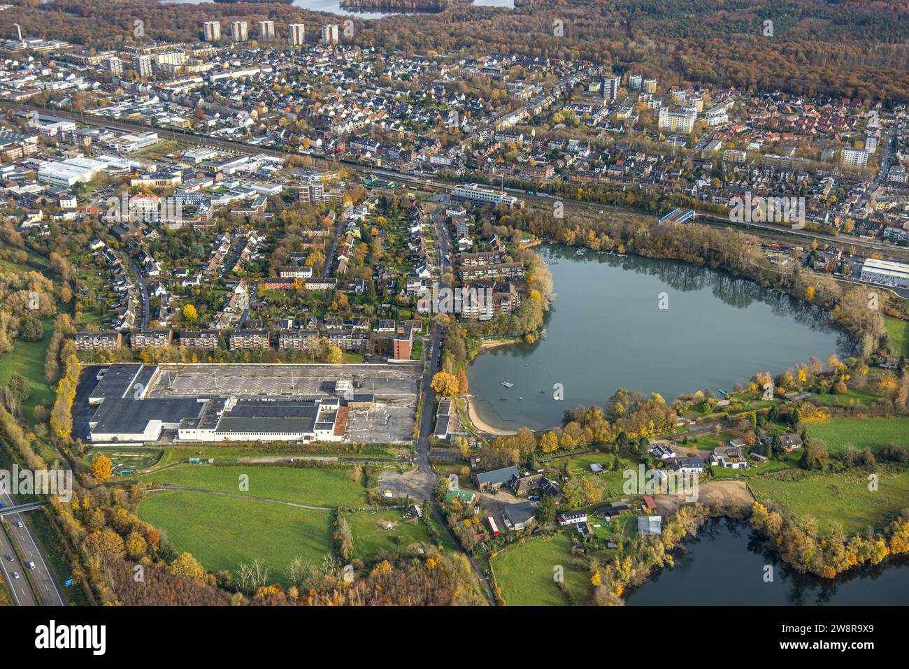 Vue aérienne, piscine extérieure à Großenbaumer See et ancien marché réel, quartier résidentiel avec cinq immeubles de grande hauteur, entouré d'automnal Banque D'Images