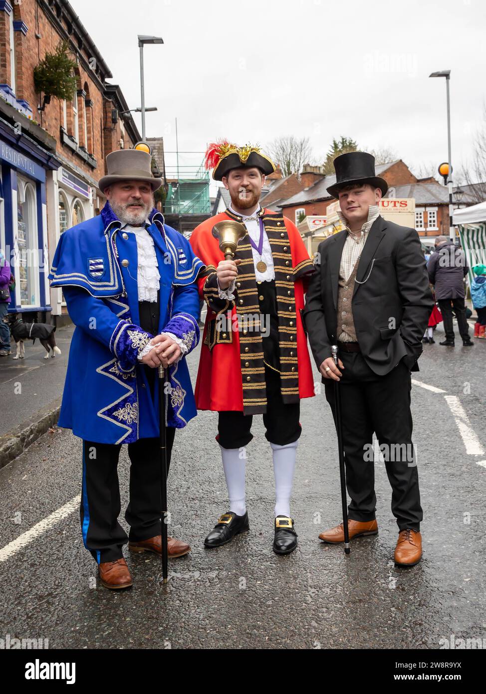 Lymm Dickensian Day 2023. Personnes habillées en costume de Dickens ; stands dans les rues ; divertissement de rue ; Grand Parade Banque D'Images