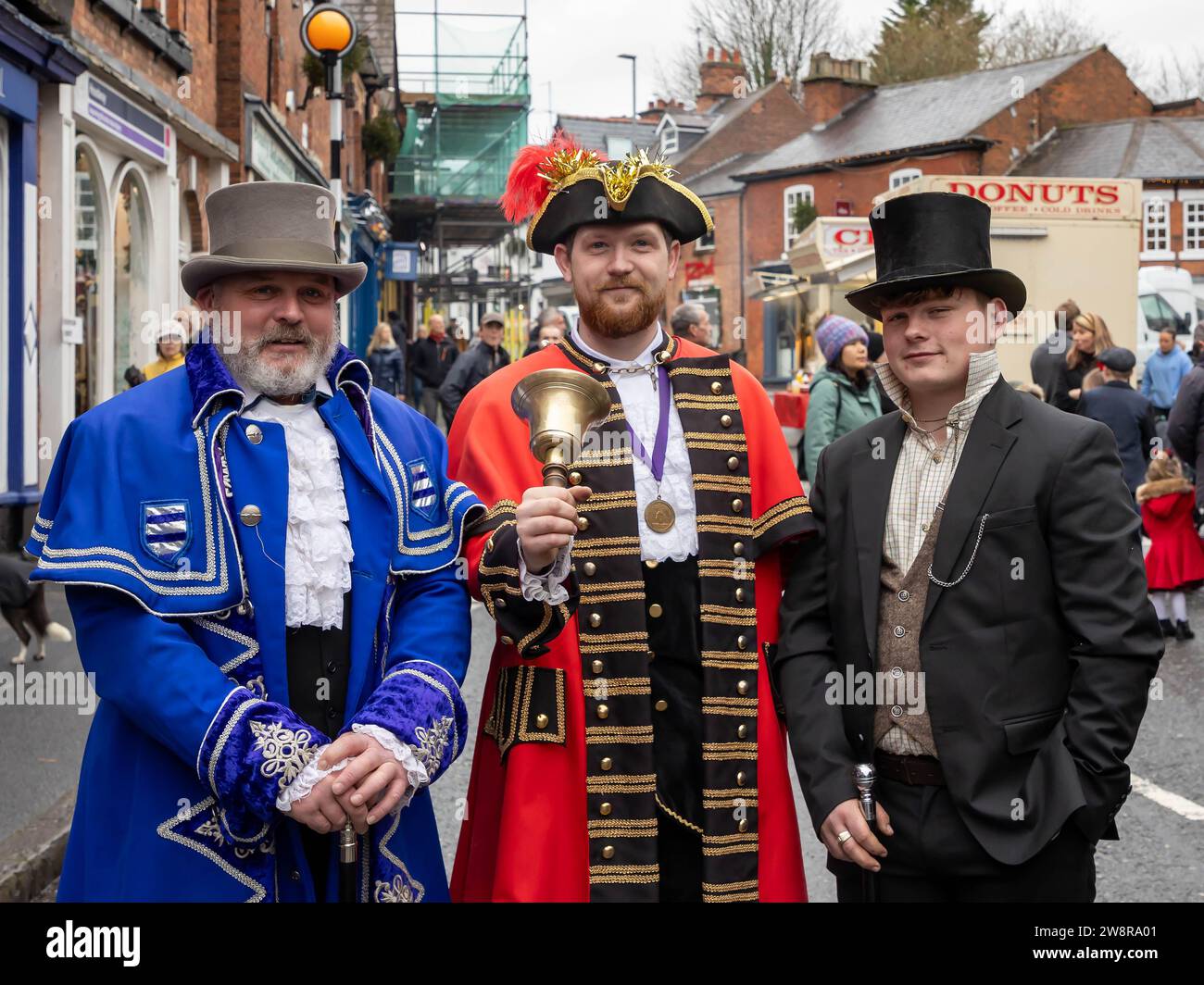 Lymm Dickensian Day 2023. Personnes habillées en costume de Dickens ; stands dans les rues ; divertissement de rue ; Grand Parade Banque D'Images