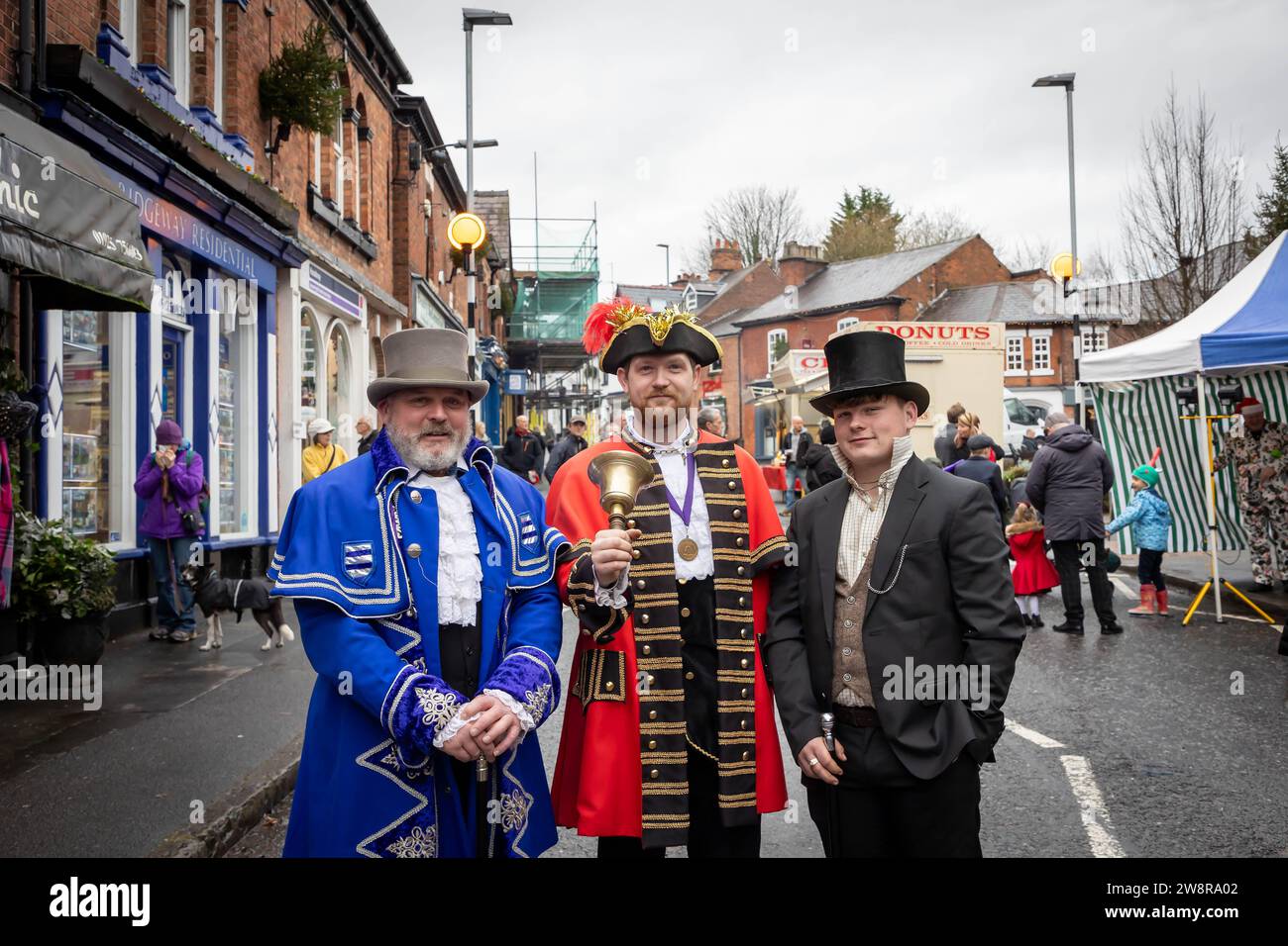 Lymm Dickensian Day 2023. Personnes habillées en costume de Dickens ; stands dans les rues ; divertissement de rue ; Grand Parade Banque D'Images