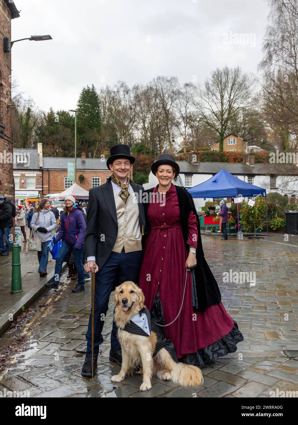 Lymm Dickensian Day 2023. Personnes habillées en costume de Dickens ; stands dans les rues ; divertissement de rue ; Grand Parade Banque D'Images