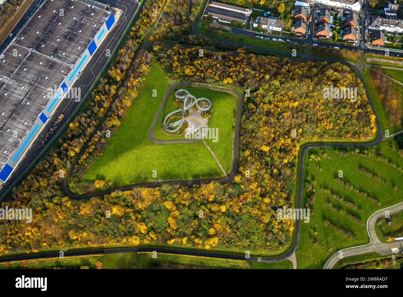 Vue aérienne, Tiger & Turtle - œuvre d'art de montagne magique, parc Heinrich-Hildebrand-Höhe, entouré d'arbres caduques d'automne, Wanheim-Angerhausen, Banque D'Images